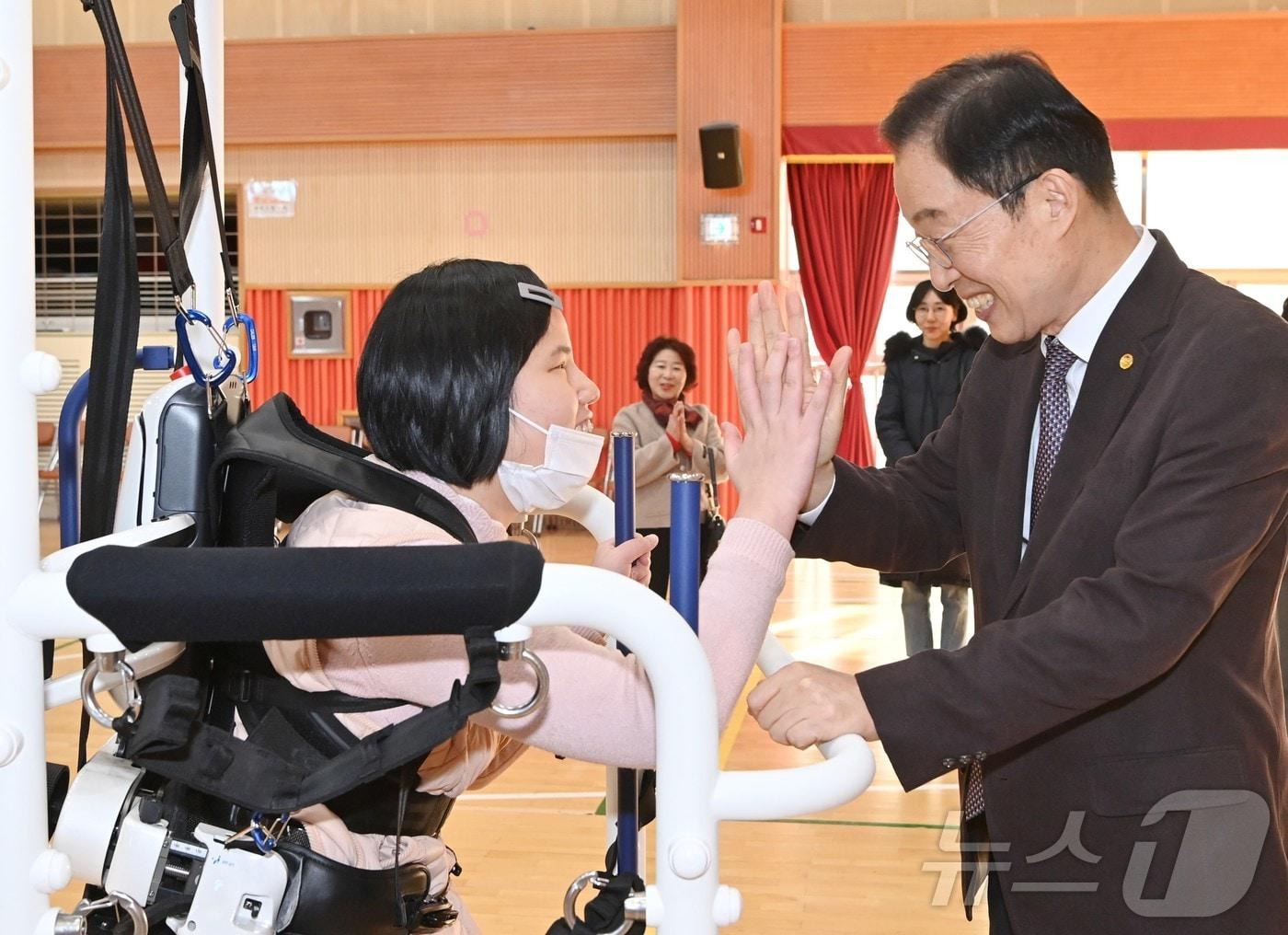 본문 이미지 - 임종식 경상북도 교육감 후보는 특수교육 대상 학생의 학습권을 보장하고 교육격차를 해소하기 위한 공약으로 ‘특수교육과 장애 학생 맞춤형 지원체계 강화’를 추진하겠다. /뉴스1