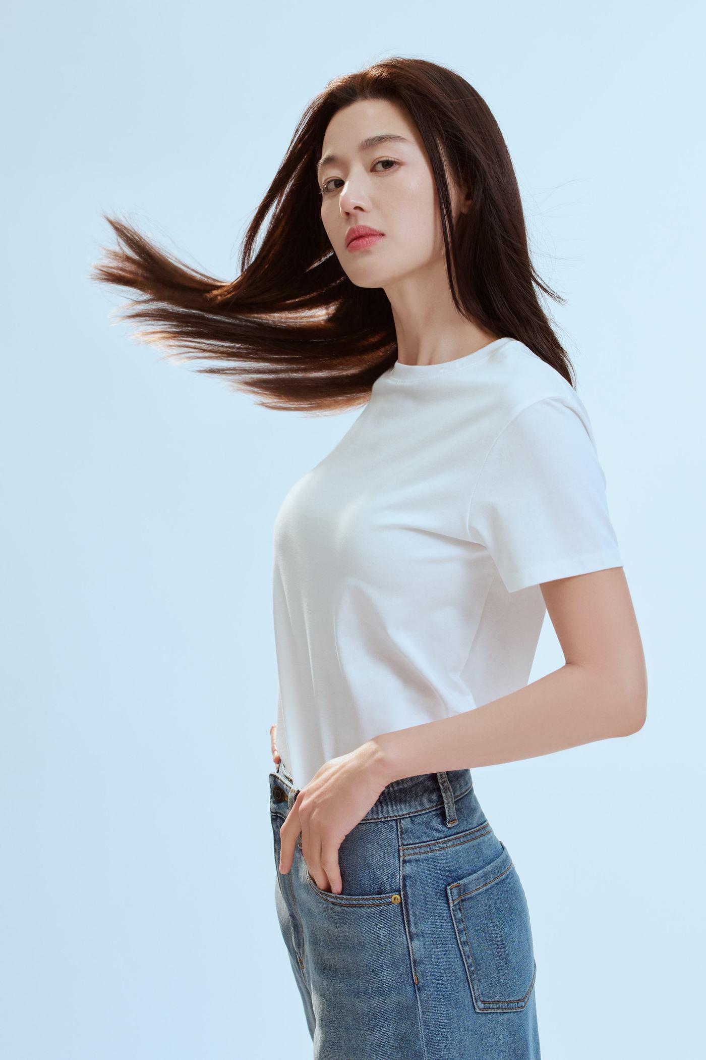 본문 이미지 - 탑텐 브랜드 앰버서더 전지현 '쿨에어 코튼 크루넥 반팔티'·'세미와이드 데님(여성용)' 착장 화보(신성통상 제공)