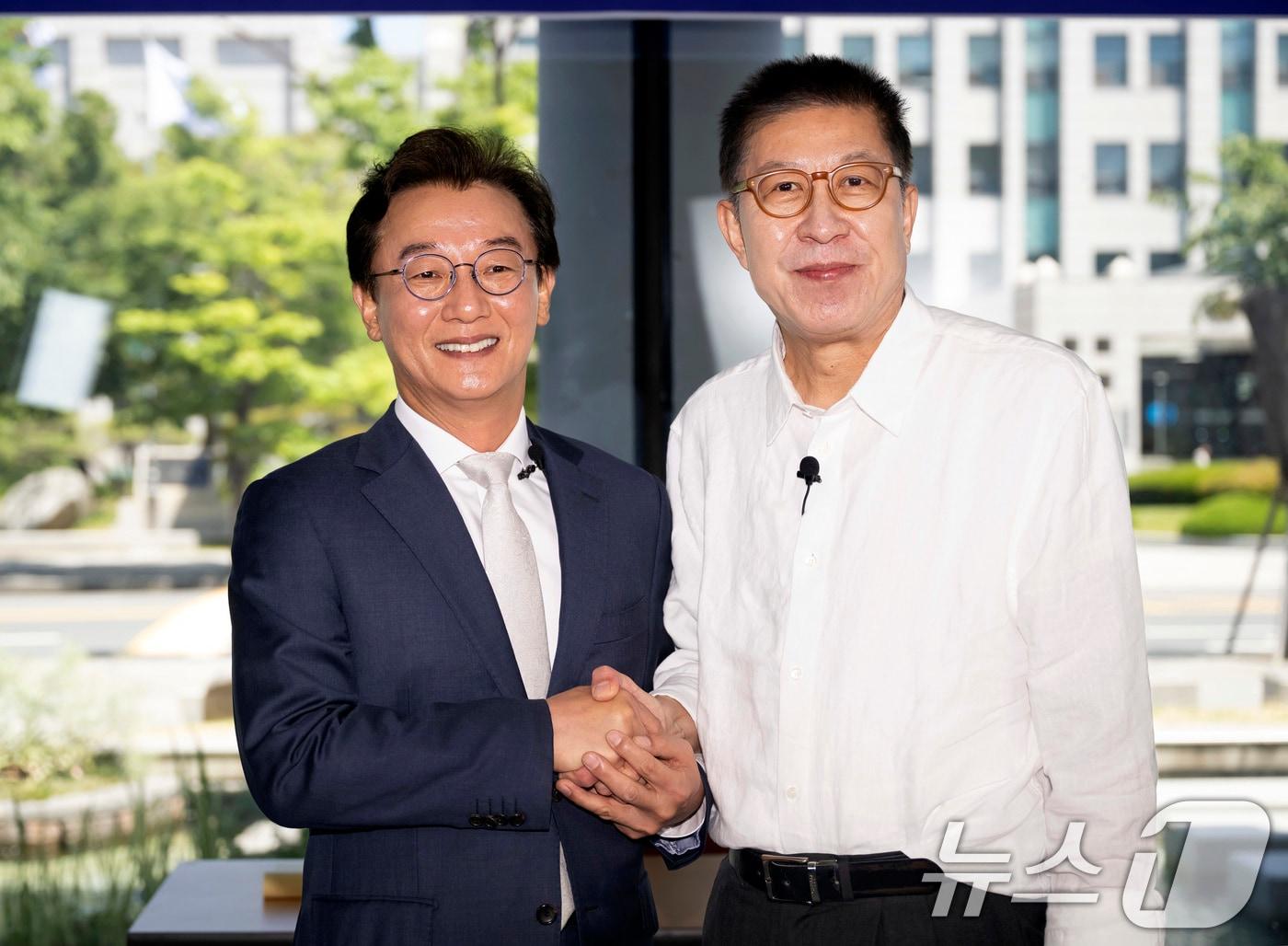 본문 이미지 - 전재수 더불어민주당 부산시장 후보와 박형준 국민의힘 부산시장 후보가 18일 오전 부산 남구 국립부경대학교 대연캠퍼스 동원장보고관에서 열린 국제신문 주최 부산시장 후보 초청 토론회에 앞서 기념촬영을 하고 있다. (국제신문 제공. 재판매 및 DB 금지) 2026.5.18 ⓒ 뉴스1 윤일지 기자