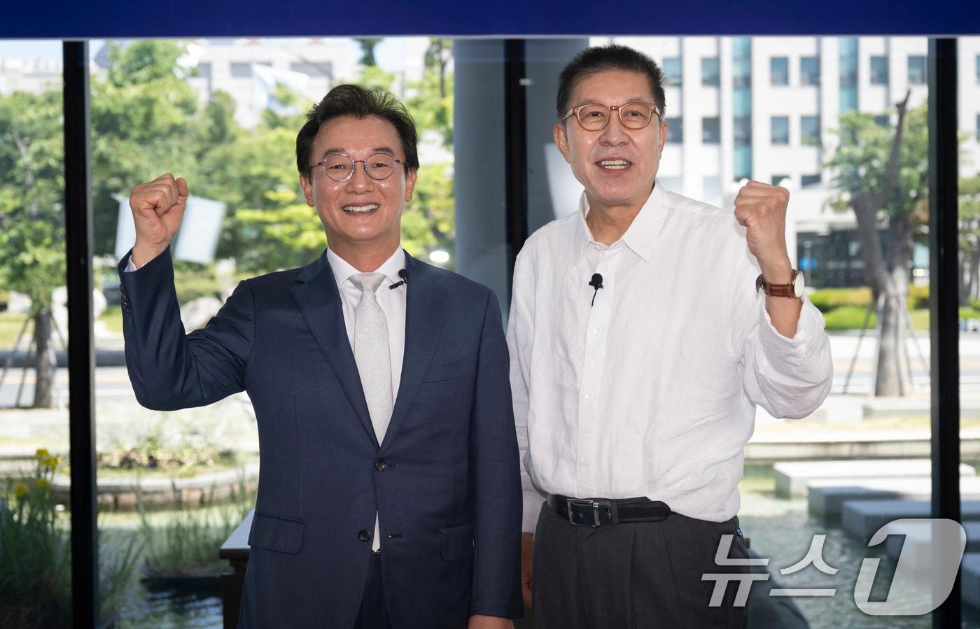 본문 이미지 - 전재수 더불어민주당 부산시장 후보와 박형준 국민의힘 부산시장 후보가 18일 오전 부산 남구 국립부경대학교 대연캠퍼스 동원장보고관에서 열린 국제신문 주최 부산시장 후보 초청 토론회에 앞서 기념촬영을 하고 있다. (국제신문 제공. 재판매 및 DB 금지) 2026.5.18 ⓒ 뉴스1 윤일지 기자