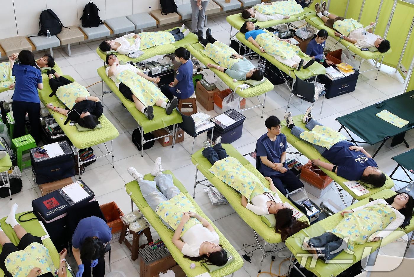 본문 이미지 - 18일 오전 대구 북구 대구보건대에서 열린 '제28회 헌혈 사랑 나눔 축제'에 학생들이 생명 존중과 이웃 사랑 실천을 위한 헌혈에 동참하고 있다. 2026.5.18 ⓒ 뉴스1 공정식 기자
