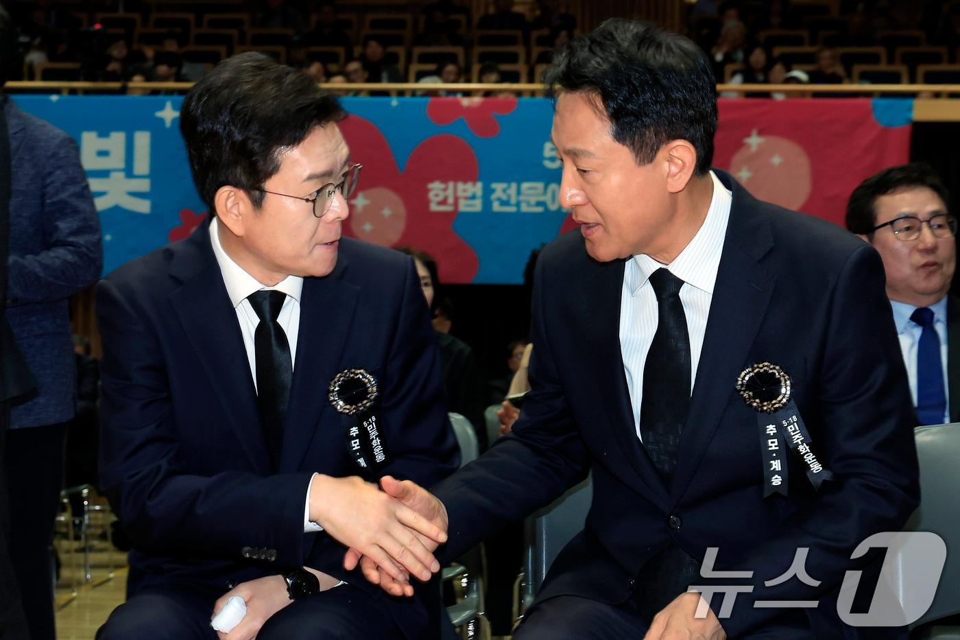 본문 이미지 - 정원오 더불어민주당 서울시장 후보(왼쪽)와 오세훈 국민의힘 서울시장 후보가 18일 오전 서울 중구 서울시청 다목적홀에서 열린 5.18민주화운동 제46주년 서울기념식 참석을 마친 뒤 헤어지며 악수를 나누고 있다. 2026.5.18 ⓒ 뉴스1 박정호 기자