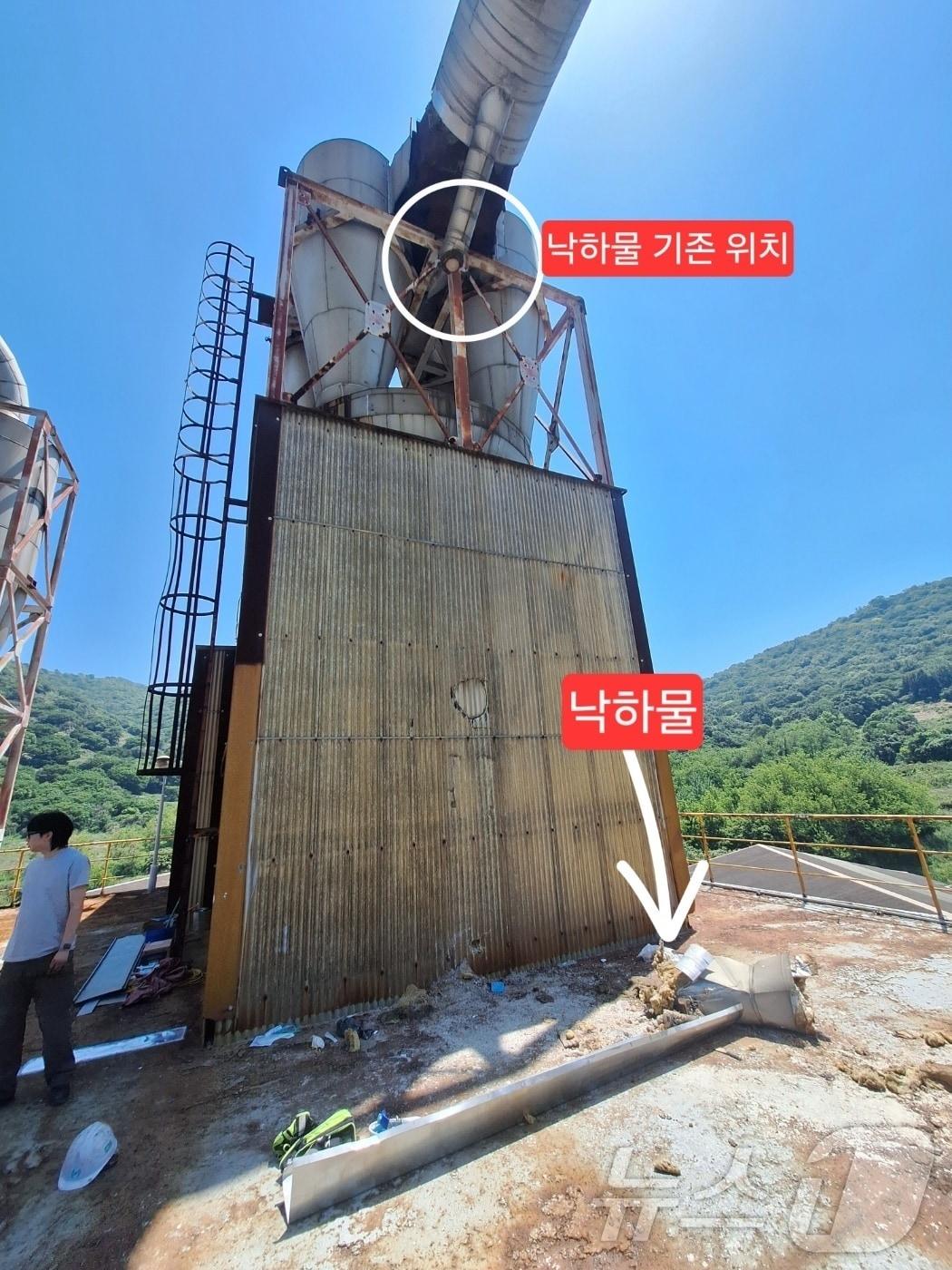 본문 이미지 - 18일 오전 10시 44분쯤 여수국가산단 내 한 공장에서 낙하물에 맞은 60대 근로자가 심정지 상태로 병원으로 이송됐다. (전남소방본부 제공. 재판매 및 DB금지) ⓒ 뉴스1 김성준 기자