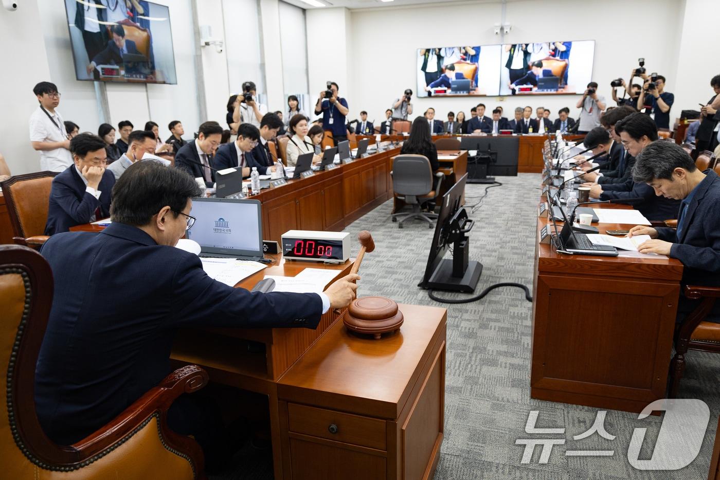 본문 이미지 - 권칠승 국회 행정안전위원장이 18일 서울 여의도 국회에서 열린 제435회 국회(임시회) 행정안전위원회 제1차 전체회의에서 의사봉을 두드리고 있다. 2026.5.18 ⓒ 뉴스1 유승관 기자