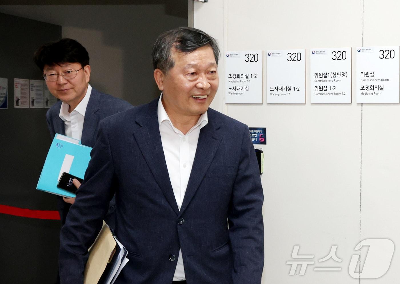 본문 이미지 - 박수근 중앙노동위원회 위원장이 18일 정부세종청사 중앙노동위원회에서 열리는 2차 삼성전자 노·사후조정 회의 중 점심 식사를 위해 회의장을 나서고 있다. ⓒ 뉴스1 김기남 기자