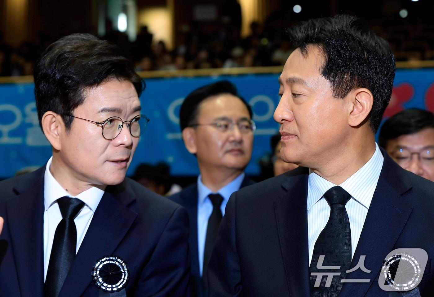 본문 이미지 - 정원오 더불어민주당 서울시장 후보(왼쪽)와 오세훈 국민의힘 서울시장 후보가 18일 오전 서울 중구 서울시청 다목적홀에서 열린 5.18민주화운동 제46주년 서울기념식에서 대화를 나누고 있다. 2026.5.18 ⓒ 뉴스1 박정호 기자