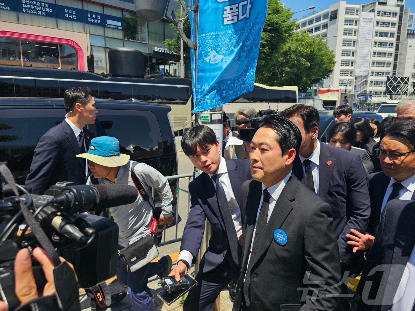 본문 이미지 - 장동혁 국민의힘 대표가 18일 제46주년 5·18민주화운동 기념식장에서 나가고 있다. 2026.5.18 ⓒ 뉴스1 최성국 기자