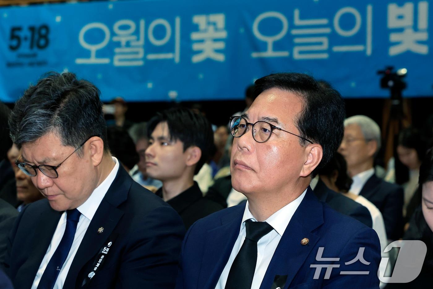 본문 이미지 - 송언석 국민의힘 원내대표(오른쪽)가 18일 오전 서울 중구 서울시청 다목적홀에서 열린 5.18민주화운동 제46주년 서울기념식에 참석해 있다. 2026.5.18 ⓒ 뉴스1 박정호 기자
