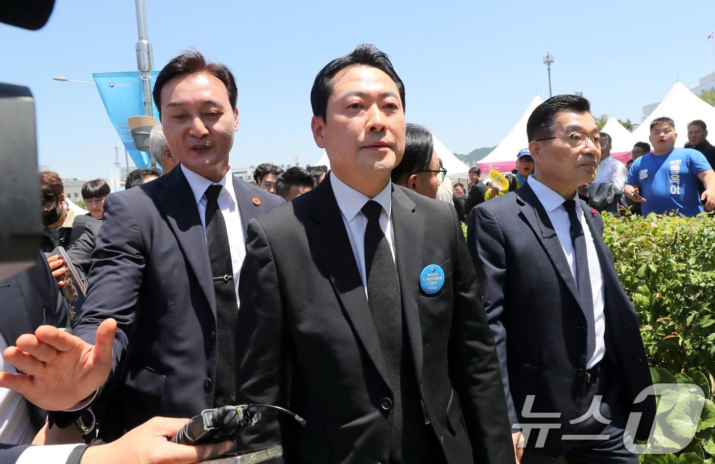 본문 이미지 - 장동혁 국민의힘 대표가 18일 광주 동구 5·18민주광장에서 열린 제46주년 5·18민주화운동 기념식을 마치고 걸어나오고 있다. 2026.5.18 ⓒ 뉴스1 김태성 기자