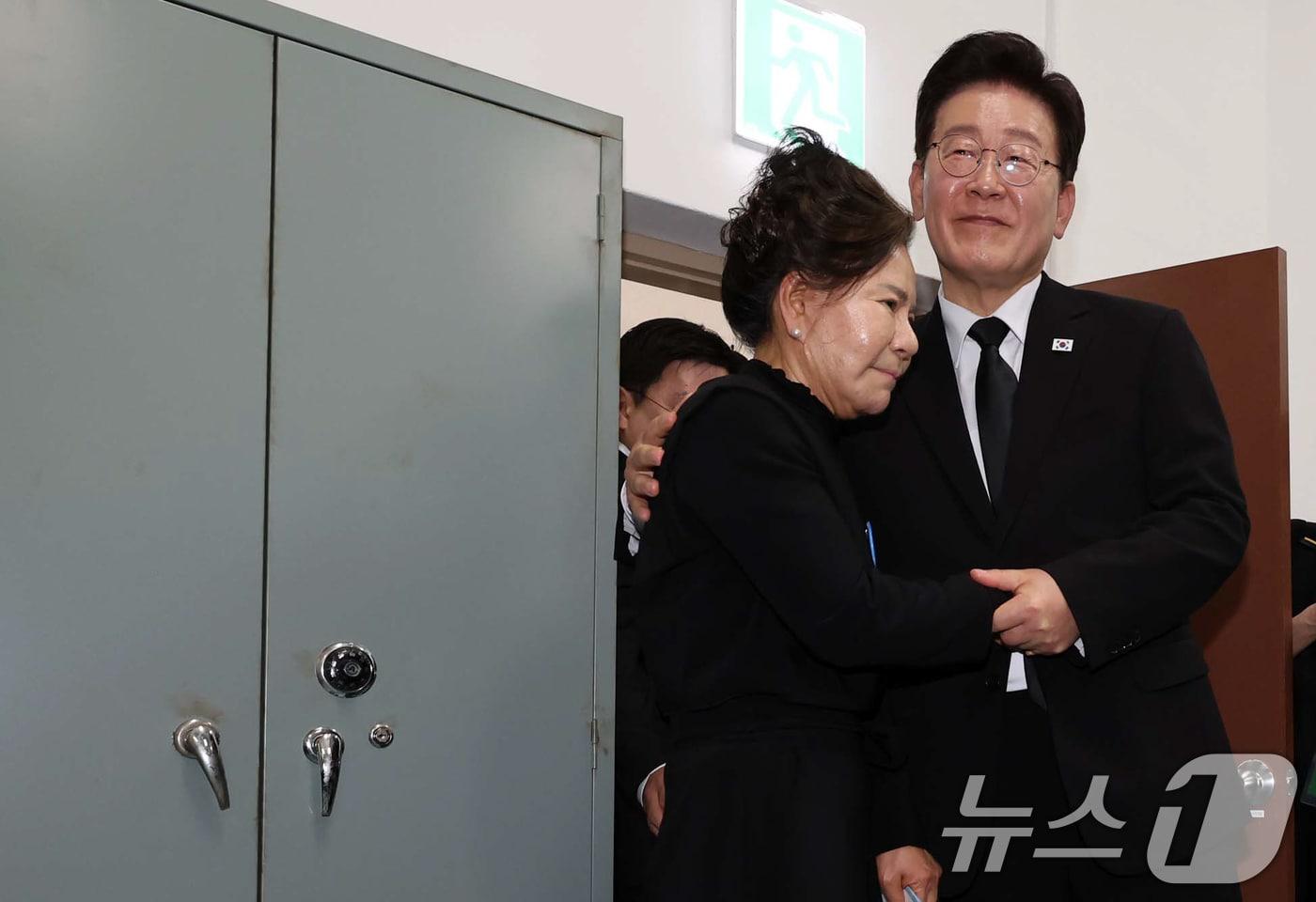 본문 이미지 - 이재명 대통령이 18일 광주 동구 금남로 옛 전남도청 개관식에 참석해 마지막 새벽방송 당사자인 박영순씨를 위로하고 있다. 2026.5.18 ⓒ 뉴스1 이재명 기자