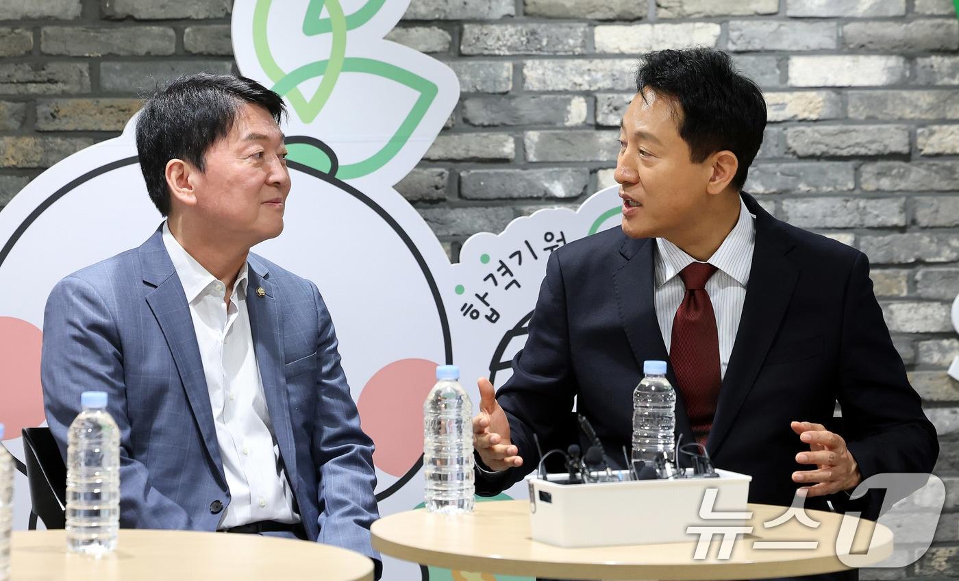 본문 이미지 - 오세훈 국민의힘 서울시장 후보가 안철수 의원과 함께 18일 서울 영등포구 청년취업사관학교에서 청년들을 만나 간담회를 갖고 있다. 2026.5.18 ⓒ 뉴스1 박지혜 기자