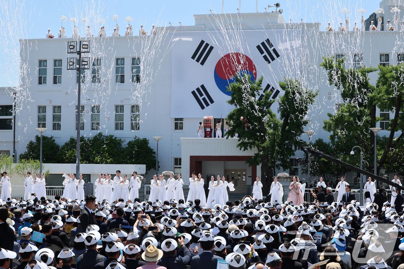 본문 이미지 - 5·18민주화운동 제46주기인 18일 오전 광주 동구 5·18기념광장에서 열린 5·18 제46주년 정부기념식에서 특별공연이 펼쳐지고 있다. (사진은 기사 내용과 무관함) 2026.5.18 ⓒ 뉴스1 광주전남사진기자단
