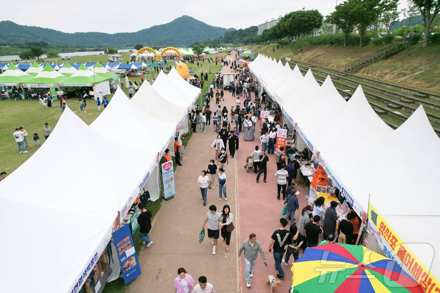 본문 이미지 - 제21회 영산포 홍어·한우축제 모습.(나주시 제공, 재배포 및 DB 금지) ⓒ 뉴스1