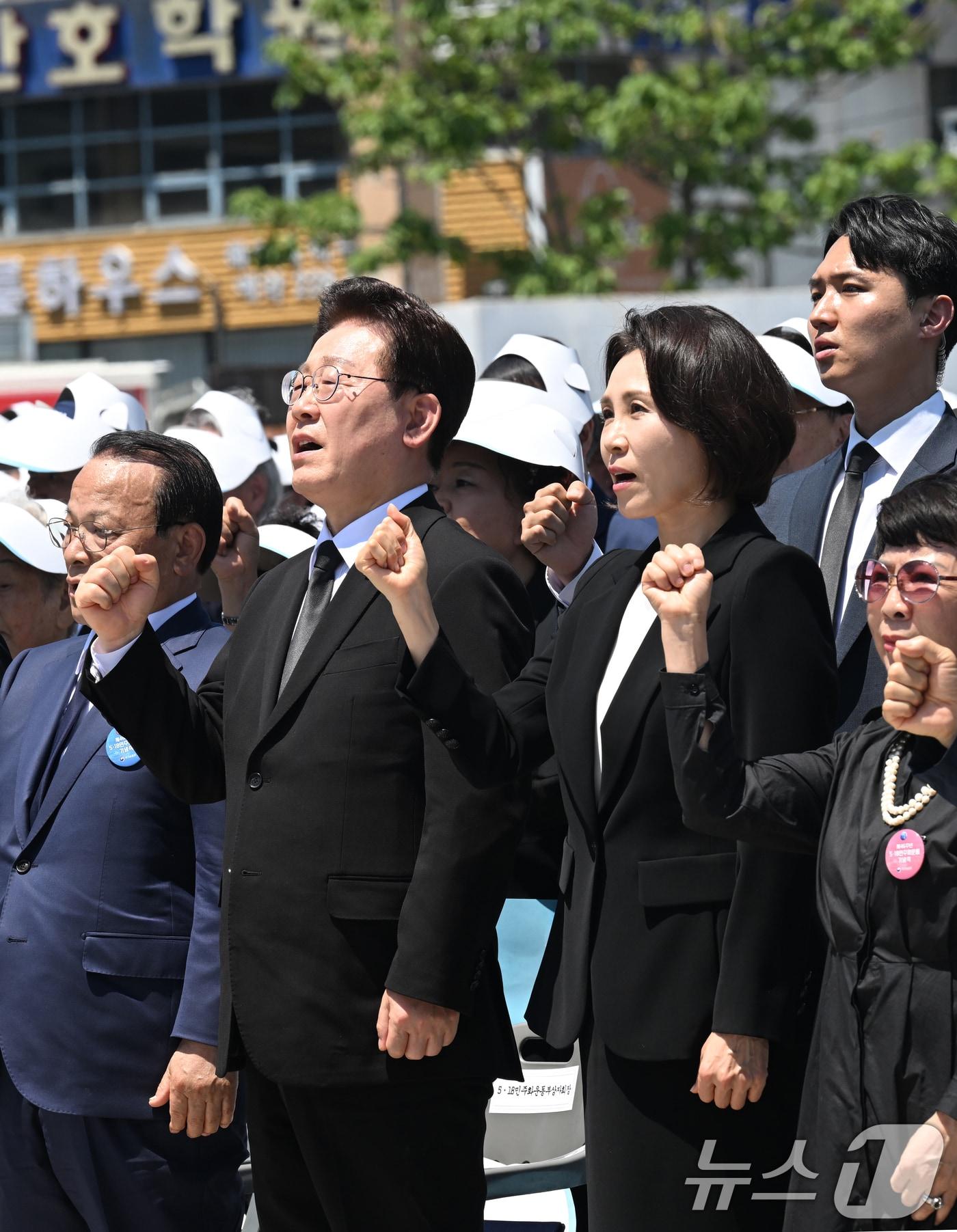 본문 이미지 - 이재명 대통령이 18일 오전 광주 동구 5·18민주광장에서 열린 5·18 제46주년 기념식에서 참가자들과 임을위한행진곡을 부르고 있다. 2026.5.18 ⓒ 뉴스1 광주전남사진기자단