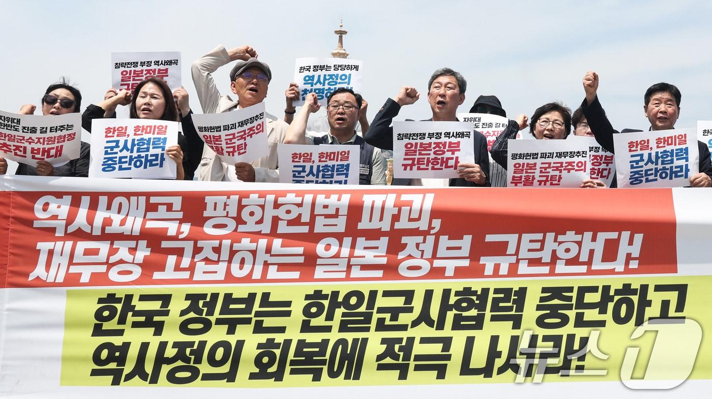 본문 이미지 - 한일역사정의평화행동·자주통일평화연대 소속 회원들이 18일 오후 서울 종로구 광화문광장에서 '한일 정상회담에 즈음한 기자회견'을 열고 구호를 외치고 있다. 이날 단체는 일본의 역사왜곡과 재무장을 규탄하고 한국 정부의 역사정의 회복 조치와 한일·한미일 군사협력 중단 등을 촉구했다. 2026.5.18 ⓒ 뉴스1 임지훈 인턴기자