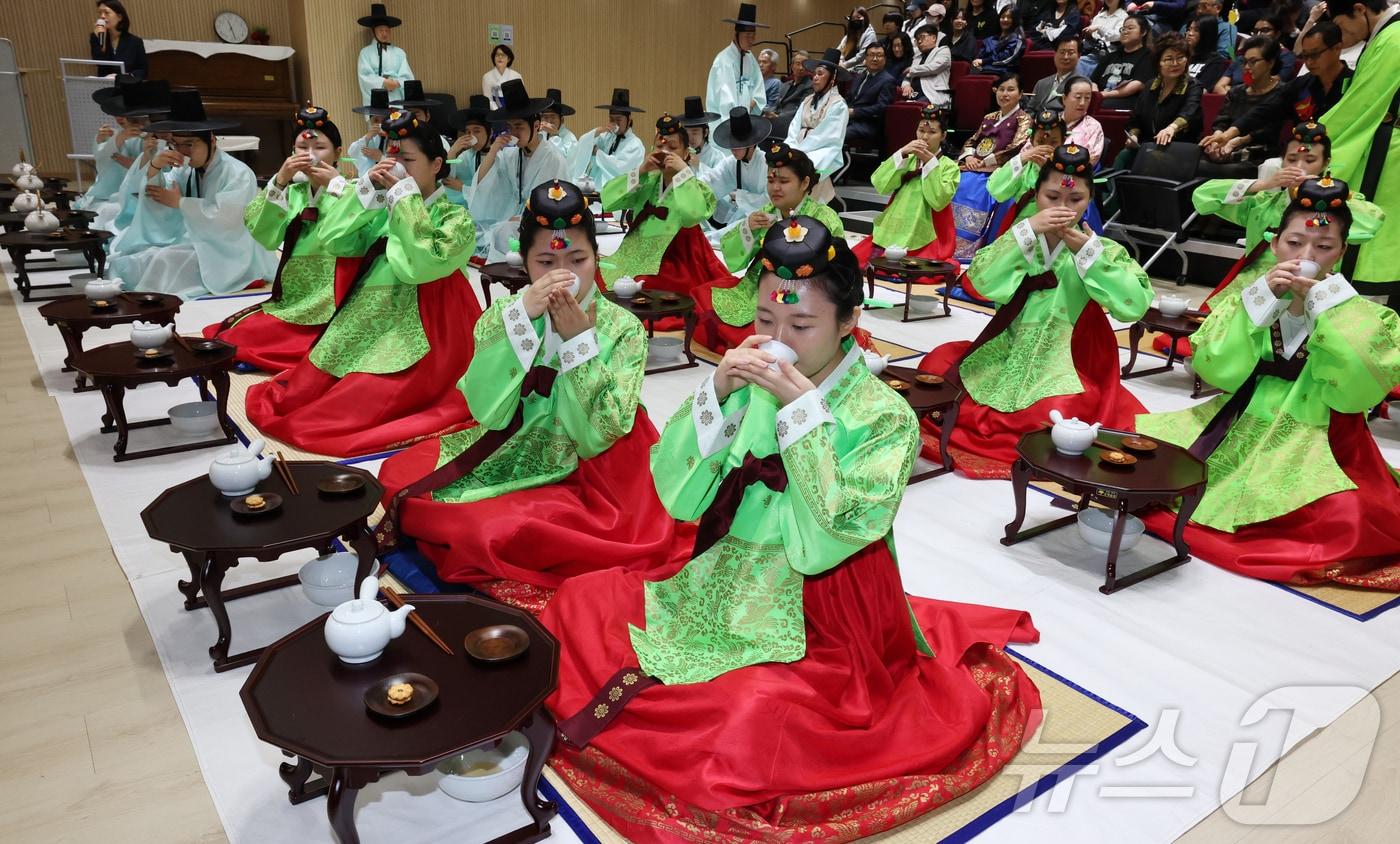 본문 이미지 - 제54회 성년의 날 맞아 18일 대전 동구문화원에서 전통성년례가 거행되고 있다. 2026.5.18 ⓒ 뉴스1 김기태 기자