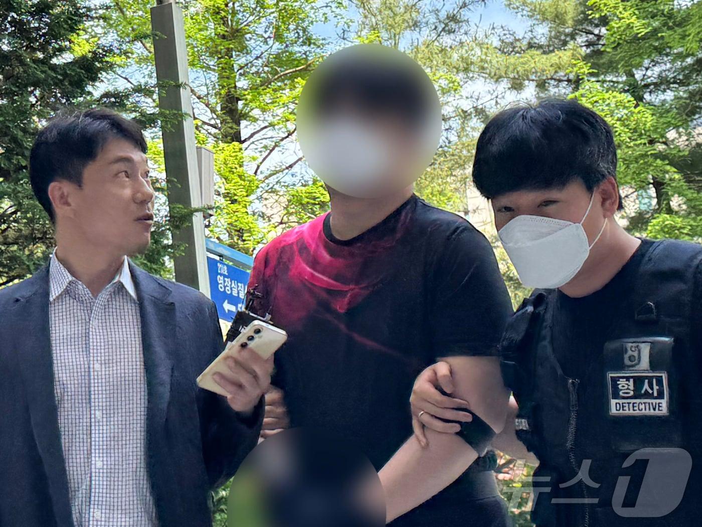 본문 이미지 - 인천 청라국제도시 아파트 현관에 페인트칠과 계란 투척 등 보복 대행을 벌인 20대 남성 A 씨가 18일 오후 1시 30분 구속 전 피의자심문(영장실질심사)을 받기 위해 미추홀구 인천지법에 출석하고 있다 2026.5.18 ⓒ 뉴스1 박소영 기자