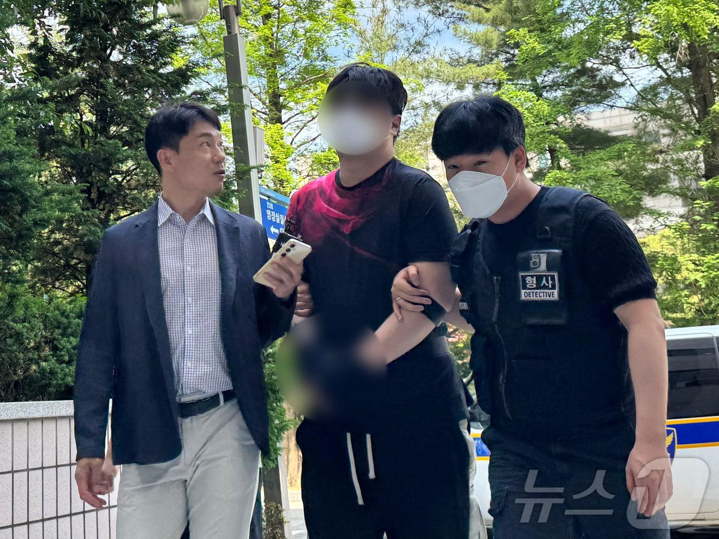 본문 이미지 - 인천 청라국제도시 아파트 현관에 페인트칠과 계란 투척 등 보복 대행을 벌인 20대 남성 A 씨가 18일 오후 1시 30분 구속 전 피의자심문(영장실질심사)을 받기 위해 미추홀구 인천지법에 출석하고 있다 2026.5.18 ⓒ 뉴스1 박소영 기자