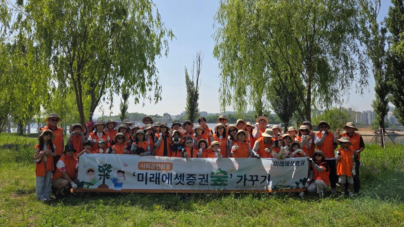본문 이미지 - 지난 16일 진행된 ESG 환경캠페인 '미래에셋증권숲' 사회공헌활동(미래에셋증권 제공)