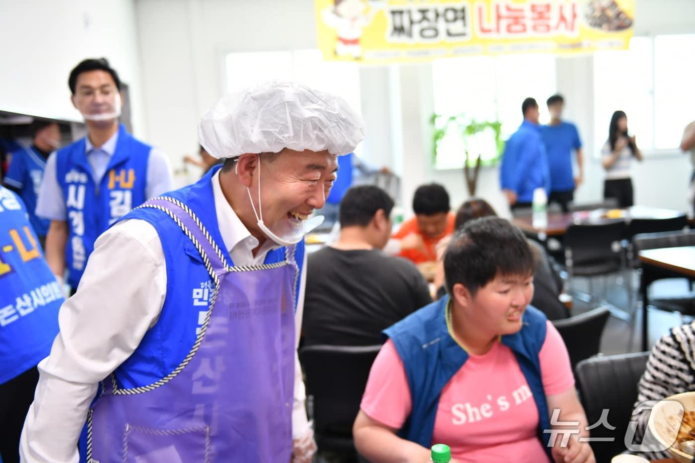 본문 이미지 -  더불어민주당 오인환 논산시장 후보가 18일 한국지체장애인협회 논산시지회를 방문해 장애인 공약을 설명하고 자장면 나눔 배식 봉사를 했다.( 오인환 선거캠프 제공.재판매 및 DB금지)/뉴스1