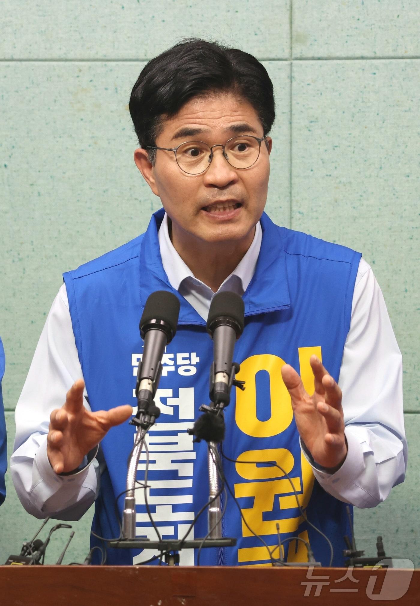 본문 이미지 - 이원택 더불어민주당 전북도지사 후보가 18일 전북 전주시 전북특별자치도의회에서 새만금자치단체연합 공동 기자회견을 열고 발언을 하고 있다. 2026.5.18 ⓒ 뉴스1 유경석 기자