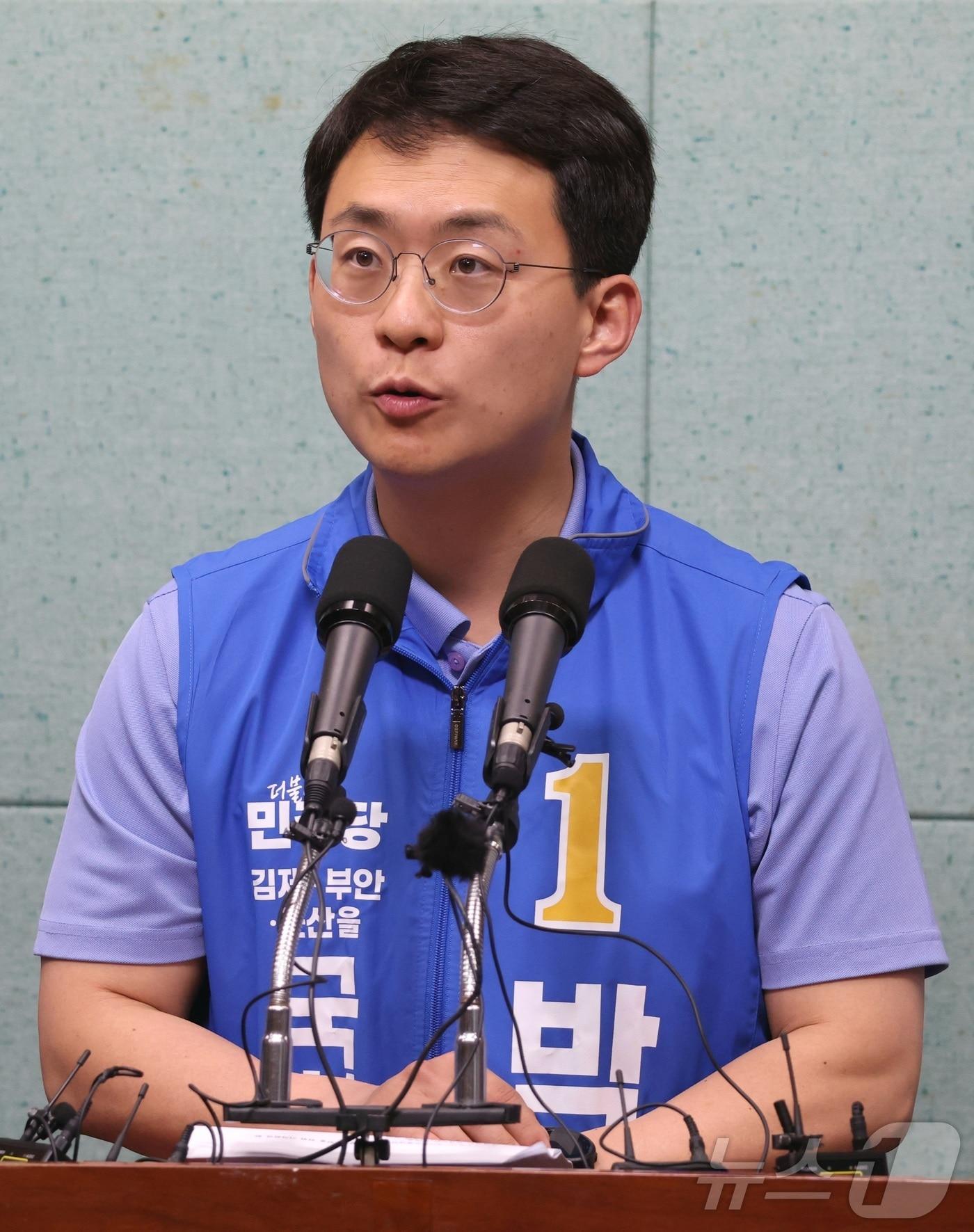 본문 이미지 - 박지원 더불어민주당 군산·김제·부안을 후보가 18일 전북 전주시 전북특별자치도의회에서 새만금자치단체연합 공동 기자회견을 열고 발언을 하고 있다. 2026.5.18 ⓒ 뉴스1 유경석 기자