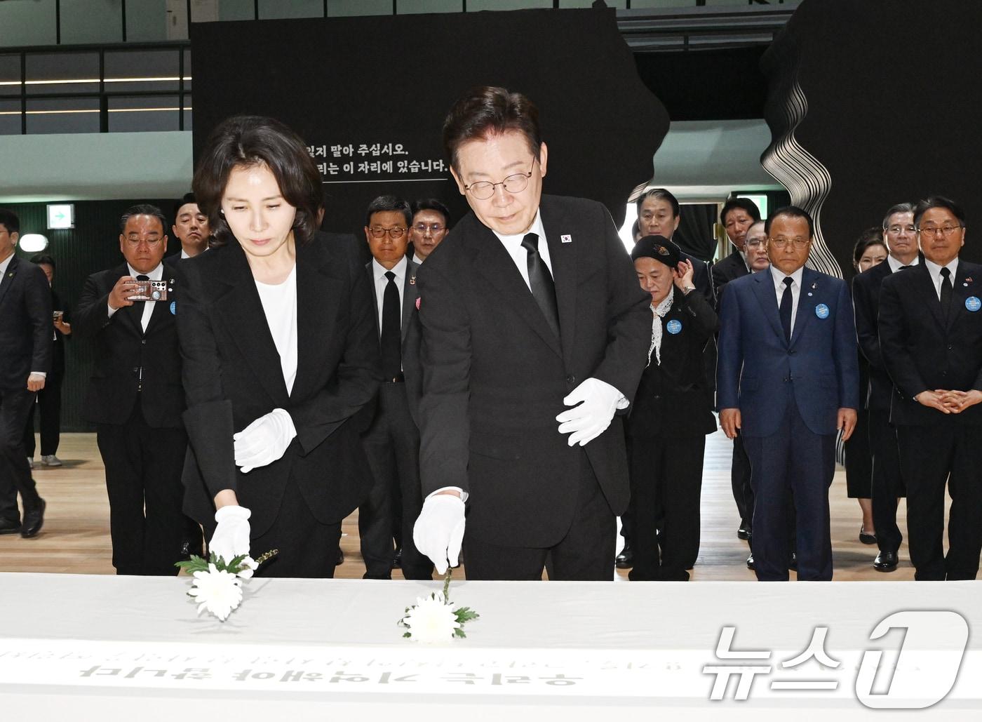 본문 이미지 - 이재명 대통령과 김혜경 여사가 18일 광주 옛 전남도청 방문을 마친 뒤 상무관에서 헌화하고 있다. 문화체육관광부는 전시·추모공간 등으로 조성한 옛 전남도청을 이날 정식 개관했다. 2026.5.18 ⓒ 뉴스1 광주전남사진기자단