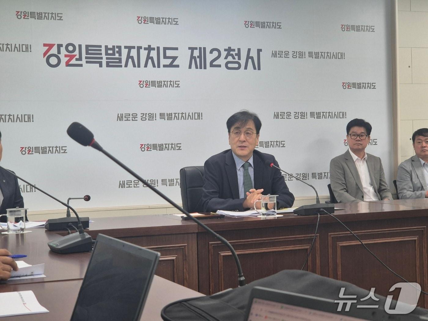 본문 이미지 - 김광래 강원도 경제부지사가 18일 강릉 강원도 제2청사에서 열린 기자간담회에서 수소 저장·운송 클러스터 조성 사업 계획을 설명하고 있다. 2026.5.18/뉴스1 윤왕근 기자