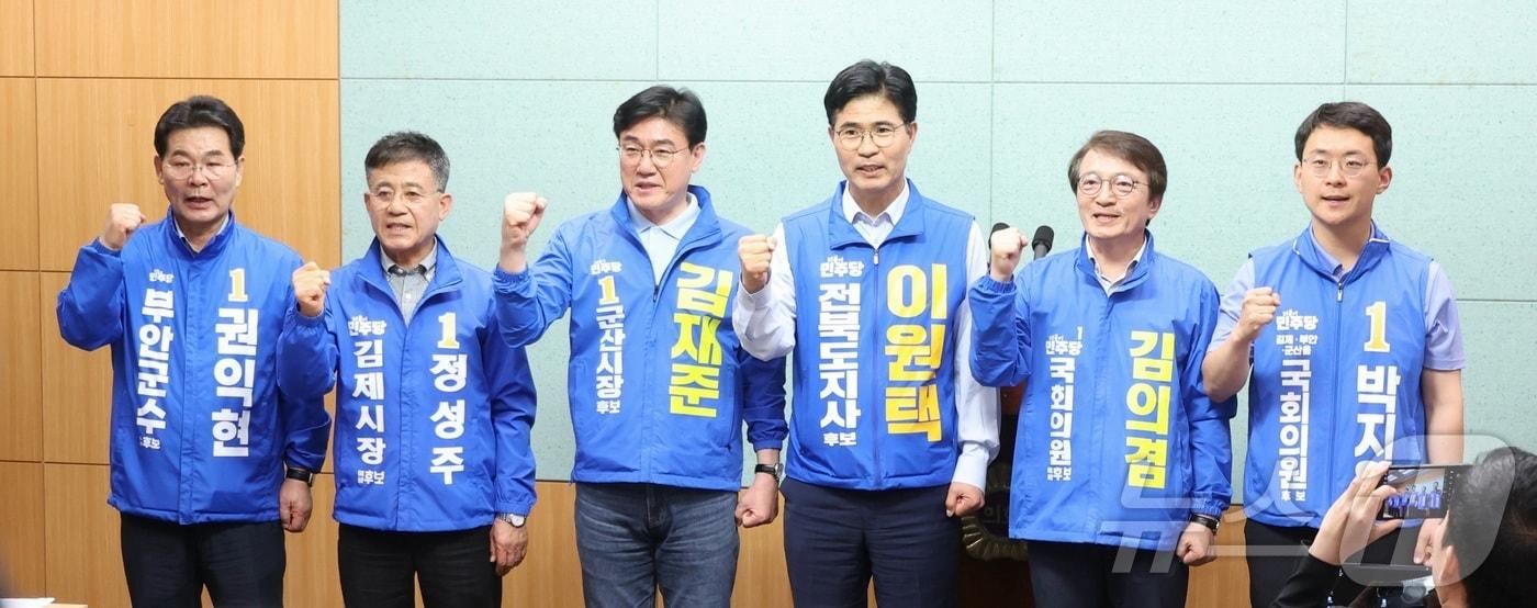 본문 이미지 - 더불어민주당 전북지역 지방선거 후보자들이 18일 전북 전주시 전북특별자치도의회에서 새만금자치단체연합 공동 기자회견을 열고 발언을 하고 있다. 왼쪽부터 권익현 부안군수 후보, 정성주 김제시장 후보, 김재준 군산시장 후보, 이원택 전북도지사 후보, 김의겸 군산·김제·부안갑 후보, 박지원 군산·김제·부안을 후보. ⓒ 뉴스1 유경석 기자