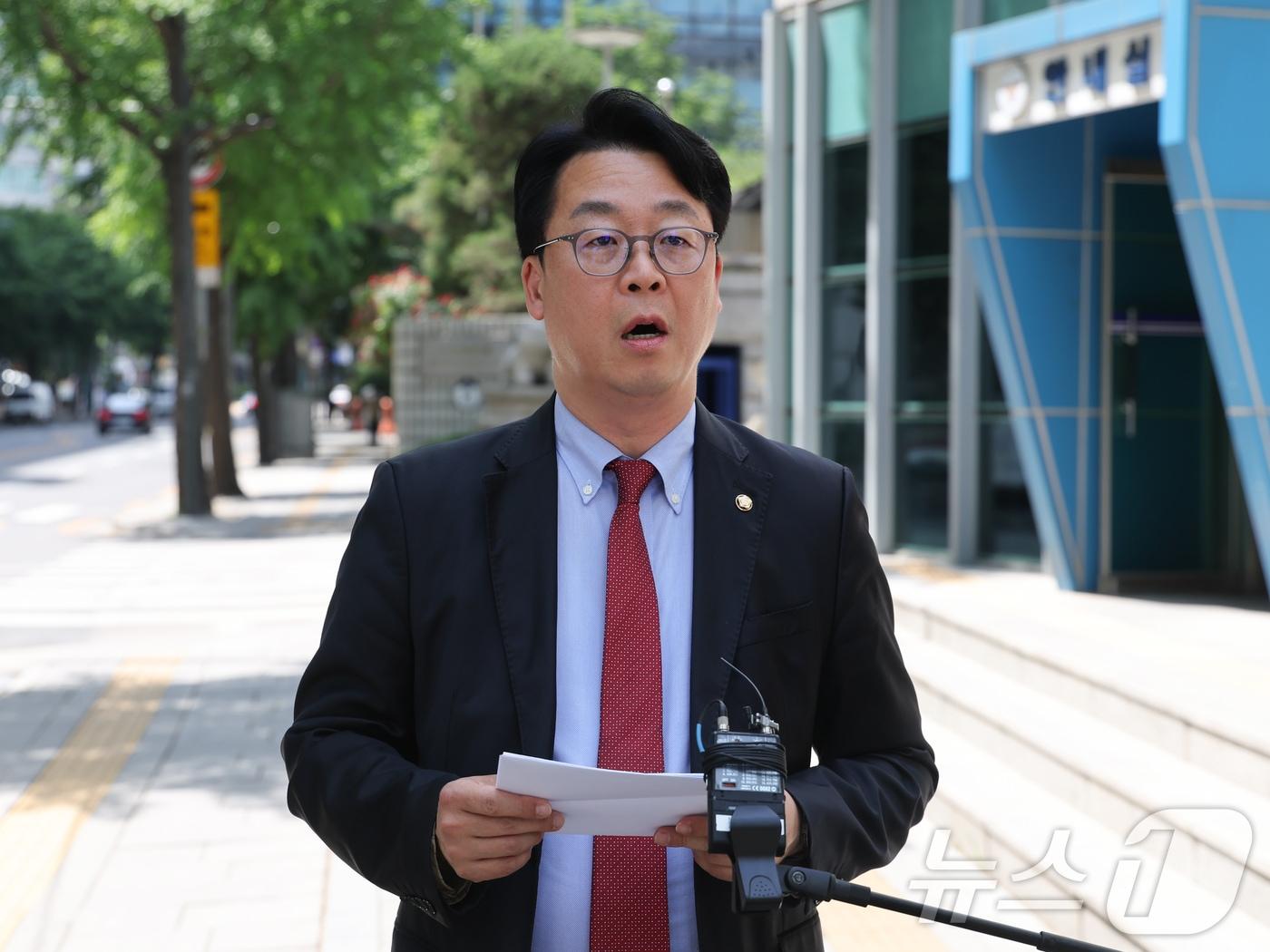 본문 이미지 - 국민의힘 클린선거본부장인 곽규택 의원이 18일 서울 종로구 서울경찰청 민원실 앞에서 정원오 더불어민주당 서울시장 후보 고발 관련 입장을 밝히고 있다. 2026.5.18 ⓒ 뉴스1 이종수 인턴기자