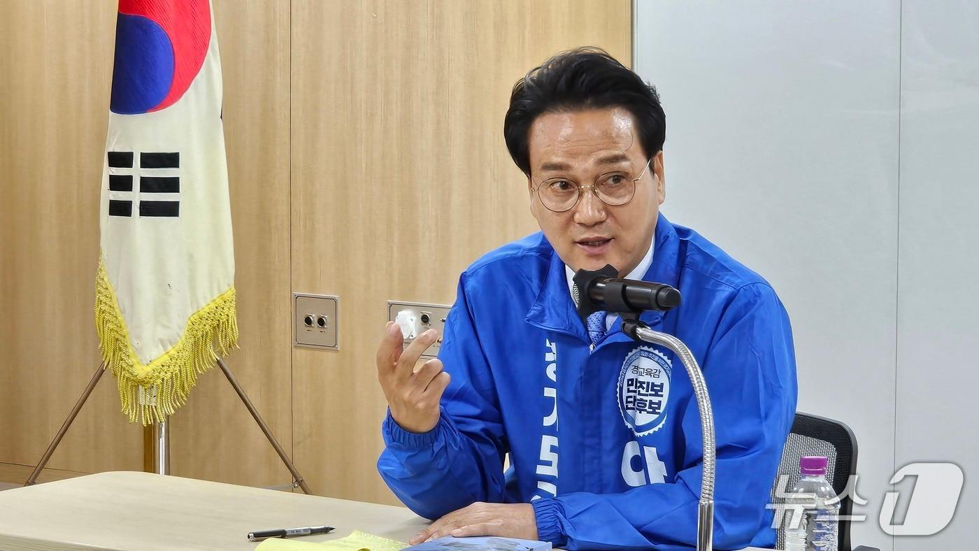 본문 이미지 - 안민석 경기도교육감 민주진보 단일후보가 도교육청 출입기자단과 공동 인터뷰를 하고 있다.(안 후보 선거사무소 제공)