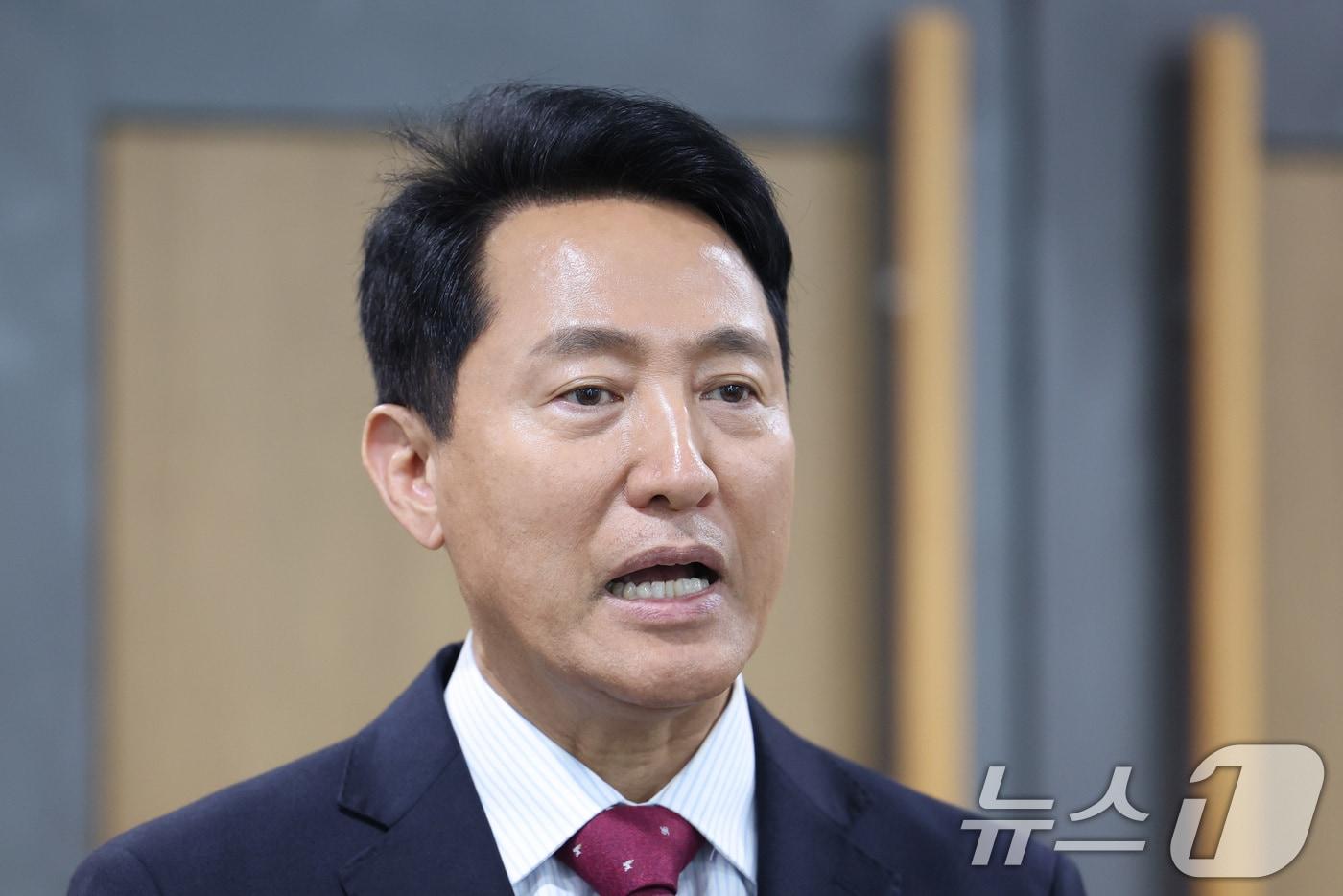 본문 이미지 - 오세훈 국민의힘 서울시장 후보가 18일 서울 여의도 국회 의원회관에서 열린 이재명 정부 1년 부동산정책 평가 및 향후 과제 세미나를 마친 후 GTX-A 삼성역 공사 철근 누락 문제 관련 취재진의 질의에 답변하고 있다. 2026.5.18 ⓒ 뉴스1 신웅수 기자