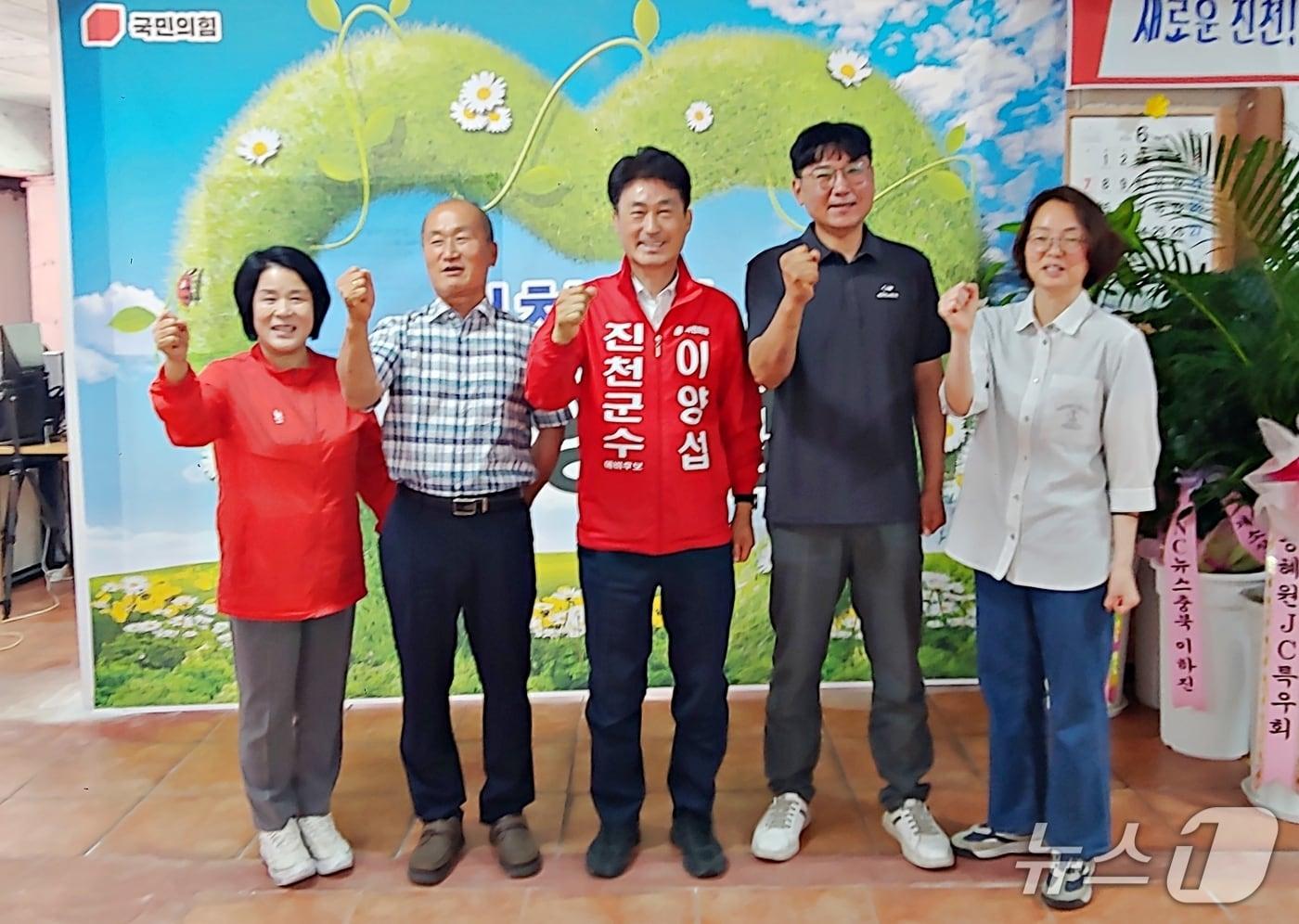 본문 이미지 - 이양섭 국민의힘 진천군수 후보 한돈협회와 간담회.(이양섭 선거사무소 제공. 재판매 및 DB금지)/뉴스1