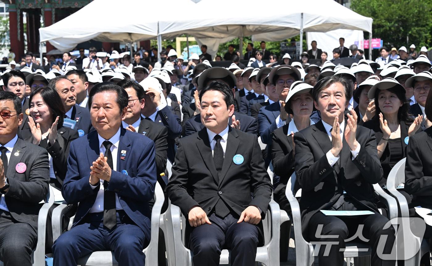 본문 이미지 - 장동혁 국민의힘 대표가 18일 46주년 5·18민주화운동 정부기념식이 열린 광주 동구 옛 전남도청 앞 5·18민주광장에서 이재명 대통령 기념사에서 정청래, 조귝 대표와는 달리 박수를 치지 않고 있다. 2026.5.18 ⓒ 뉴스1 광주전남사진기자단
