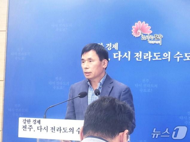 본문 이미지 - 이강진 전주시정연구원 초빙선임 연구원이 18일 전주시청에서 열린 정례브리핑에서 'JJRI 이슈브리프 제24호'를 발표하고 있다./뉴스1
