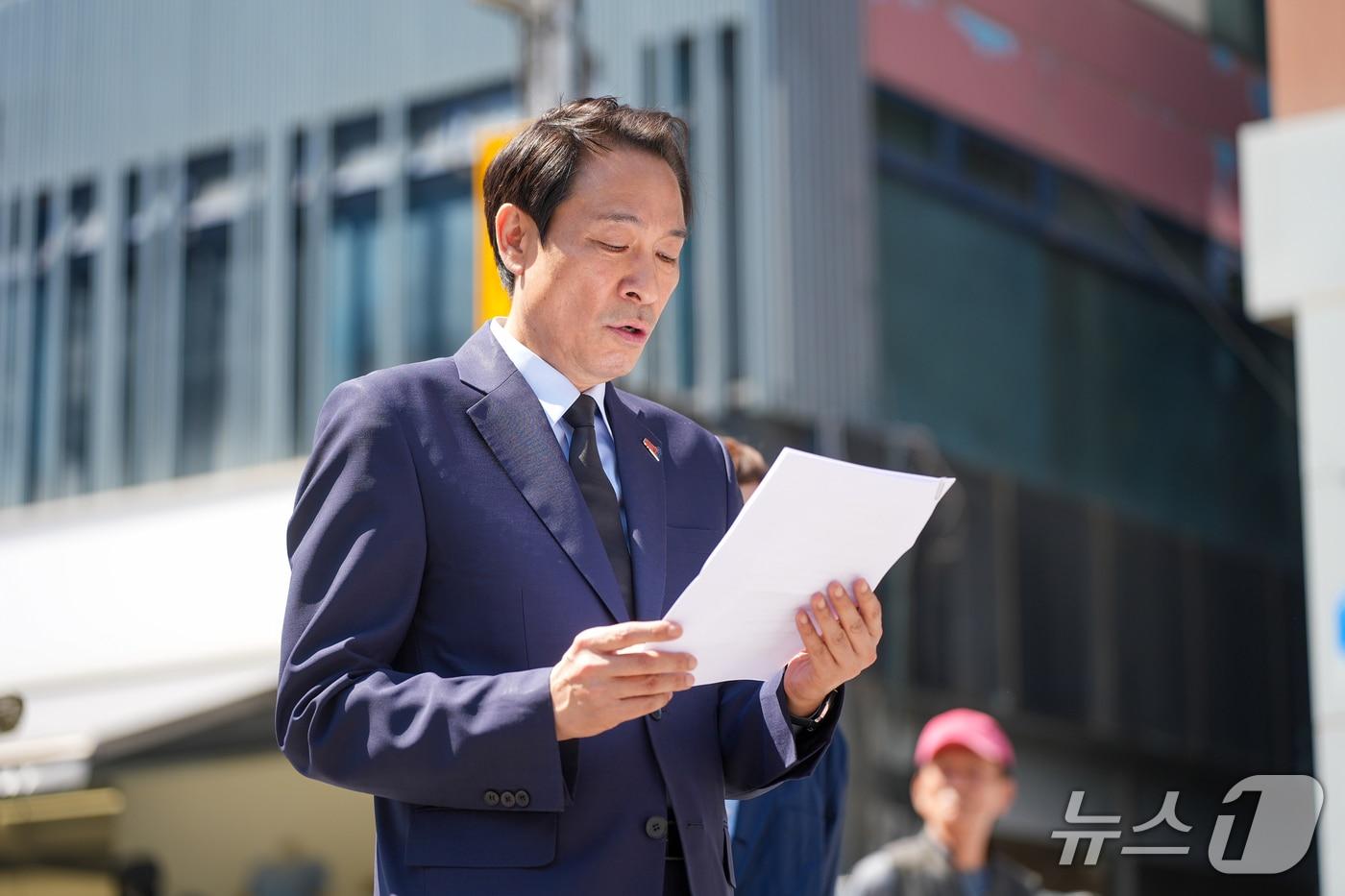 본문 이미지 - 우상호 더불어민주당 강원지사 후보가 18일 원주시 문화의거리에서 열린 '제46주년 5·18민중항쟁 강원원주기념행사'에 참석해 민주주의의 가치를 되새겼다.(우상호후보캠프 제공. 재판매 및 DB금지)/뉴스1
