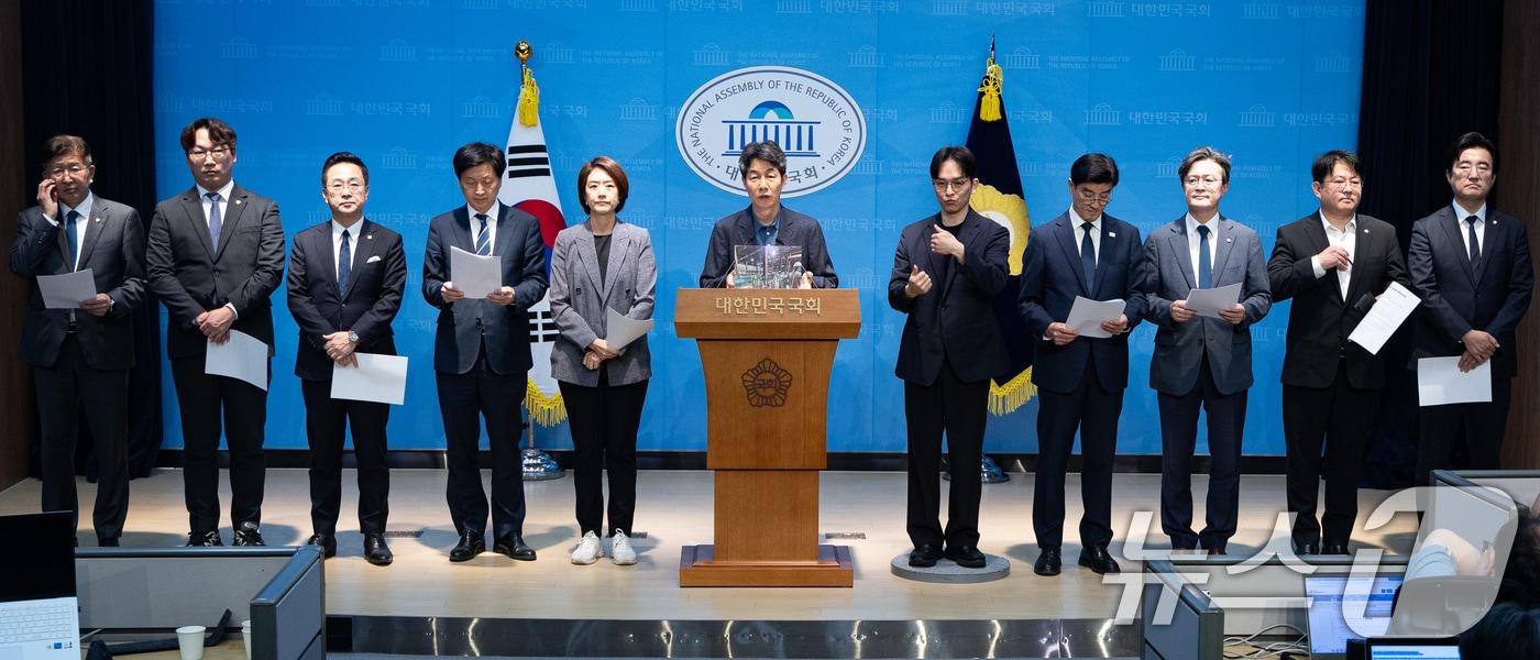 본문 이미지 - 국회 행정안전위원회 윤건영 더불어민주당 간사를 비롯한 여당 위원들이 18일 서울 여의도 국회 소통관에서 GTX-A 삼성역 철근누락 사건 등 서울시 안전불감증 관련 기자회견을 하고 있다. 2026.5.18 ⓒ 뉴스1 유승관 기자