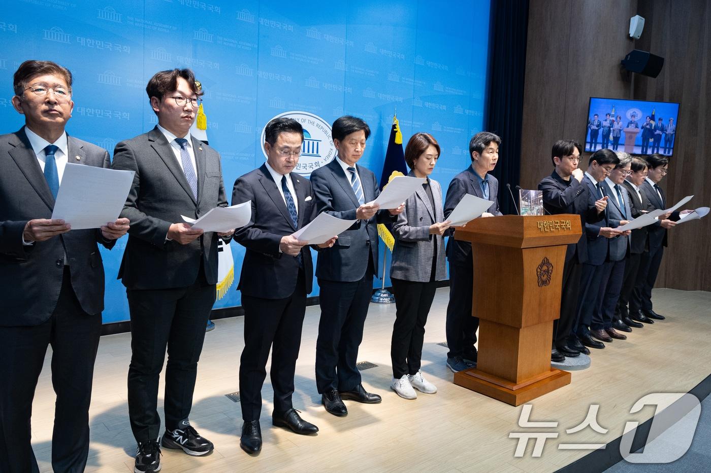 본문 이미지 - 국회 행정안전위원회 윤건영 더불어민주당 간사를 비롯한 여당 위원들이 18일 서울 여의도 국회 소통관에서 GTX-A 삼성역 철근누락 사건 등 서울시 안전불감증 관련 기자회견을 하고 있다. 2026.5.18 ⓒ 뉴스1 유승관 기자