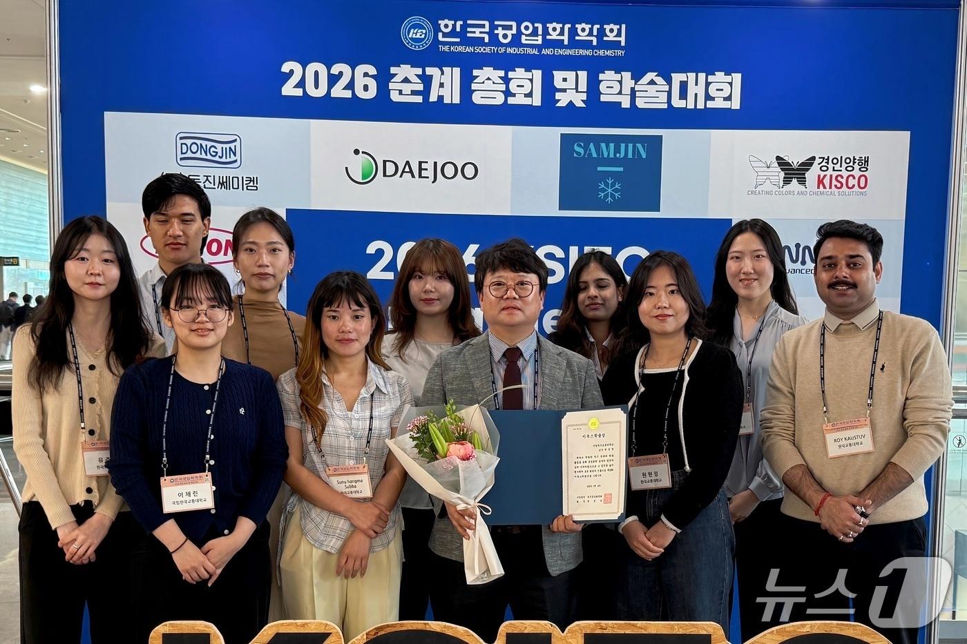 본문 이미지 - 박성영 교통대 교수(가운데) 이녹스학술상 수상(교통대 제공. 재판매 및 DB금지)