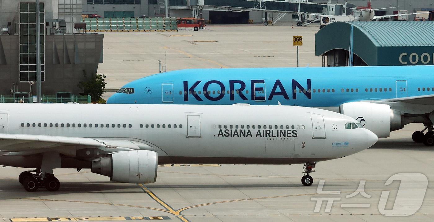 본문 이미지 - 대한항공과 아시아나항공이 6월 발권하는 한국 출발 국제선 유류할증료를 5월 적용됐던 33단계에서 27단계로 6단계 낮춘다. 중동 정세 불안 등으로 급등했던 항공유 가격이 최근 하락하면서 여름 성수기를 앞두고 해외 항공권 가격 부담이 다소 완화될 전망이다. 사진은 18일 오후 인천국제공항 제2터미널 계류장에서 여객기가 이동하는 모습. 2026.5.18 ⓒ 뉴스1 김진환 기자