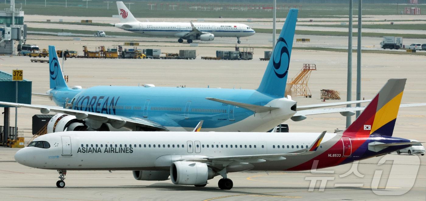 본문 이미지 - 인천국제공항 제2터미널 계류장에서 여객기가 이동하는 모습. ⓒ 뉴스1 김진환 기자