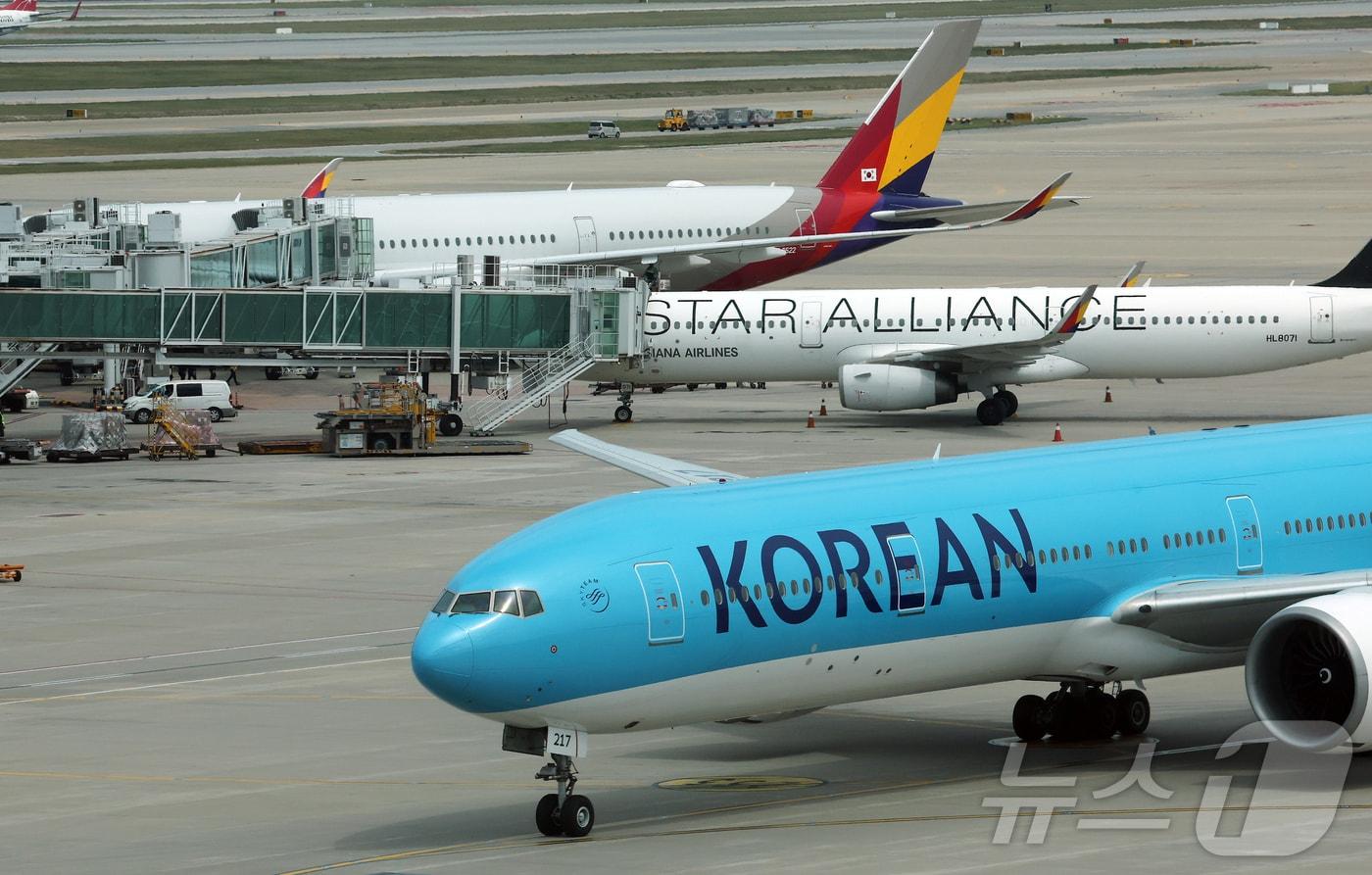 본문 이미지 -  인천국제공항 제2터미널 계류장에서 여객기가 이동하는 모습. 2026.5.18 ⓒ 뉴스1 김진환 기자