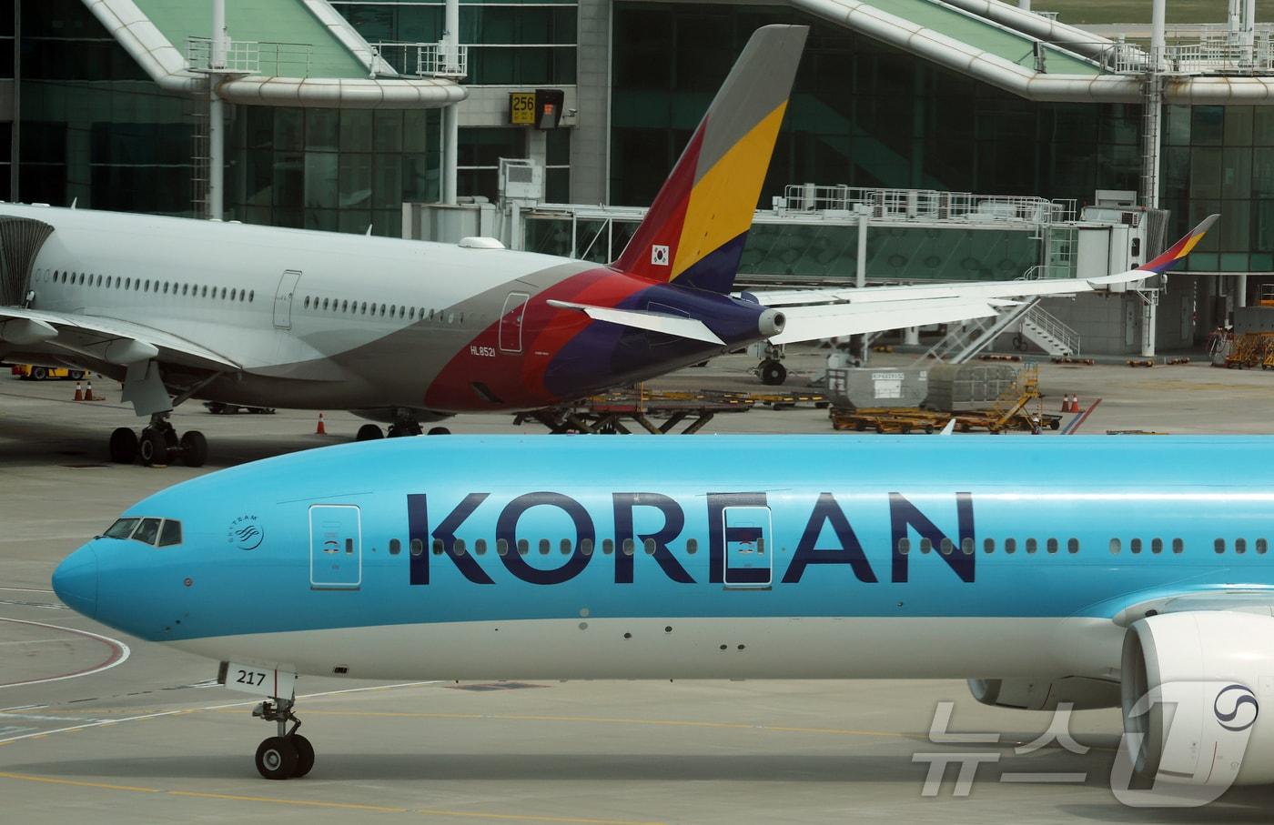 본문 이미지 - 대한항공과 아시아나항공이 6월 발권하는 한국 출발 국제선 유류할증료를 5월 적용됐던 33단계에서 27단계로 6단계 낮춘다. 중동 정세 불안 등으로 급등했던 항공유 가격이 최근 하락하면서 여름 성수기를 앞두고 해외 항공권 가격 부담이 다소 완화될 전망이다. 사진은 18일 오후 인천국제공항 제2터미널 계류장에서 여객기가 이동하는 모습. 2026.5.18 ⓒ 뉴스1 김진환 기자
