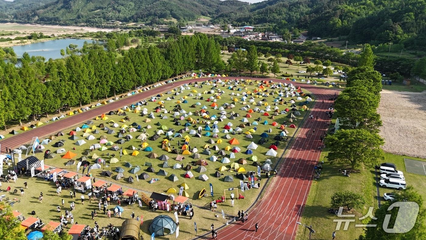 본문 이미지 - 전북 진안군에사 국내 최대 규모 백패킹 대회인 'OTT 파인드(On The Trail Find)'가 주천면 일원에서 열렸다.(진안군제공, 재판매 및 DB금지)2026.5.18/뉴스1