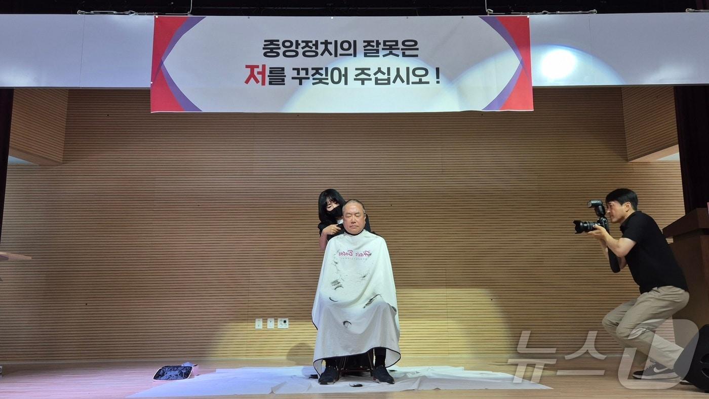 본문 이미지 - 국민의힘 서범수 의원이 18일 울산 울주군 울주중부종합복지타운에서 12·3 비상계엄에 대한 사과와 후보자들의 객관적 평가를 호소하며 삭발했다. 2026.5.18 ⓒ 뉴스1 박정현 기자