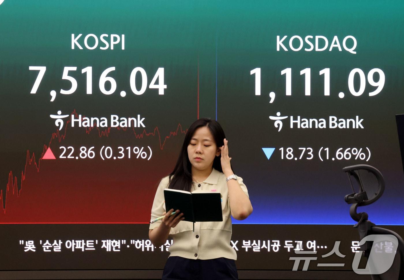 본문 이미지 - 코스피가 극심한 변동성 끝에 7500선을 회복한 18일 오후 서울 중구 하나은행 딜링룸 현황판에 전장대비 22.86포인트(0.31%) 상승한 7,516.04를 나타내고 있다.ⓒ 뉴스1 이광호 기자