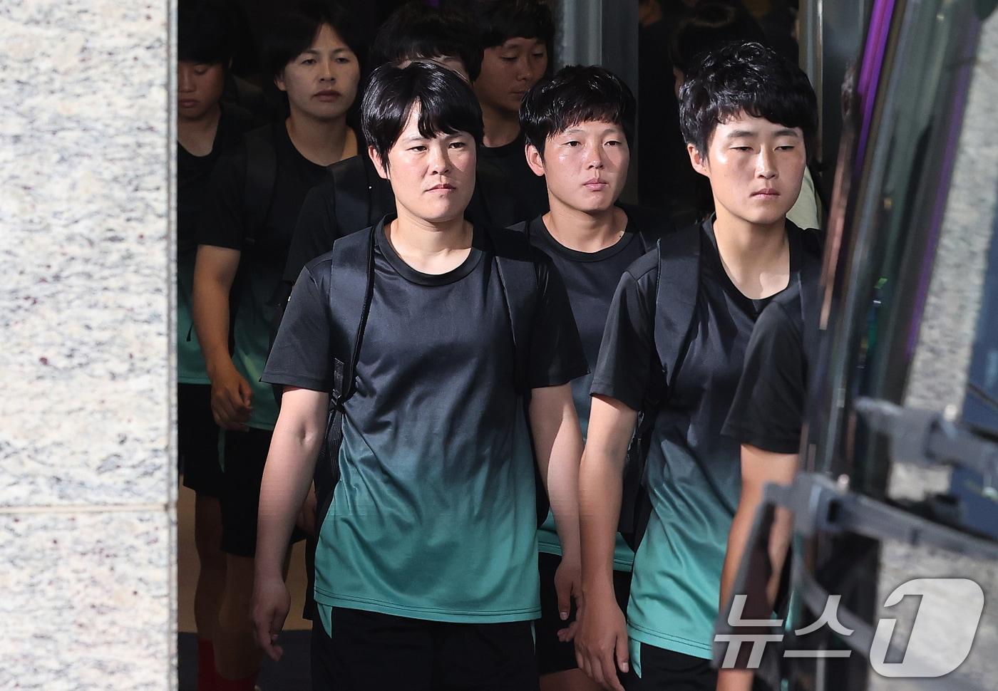 본문 이미지 - 북한 여자축구팀 ‘내고향여자축구단’이 18일 숙소로 지정된 경기 수원시 팔달구 노보텔 앰배서더 수원에서 나와 훈련장으로 향하고 있다. (공동취재) 2026.5.18 ⓒ 뉴스1 김영운 기자