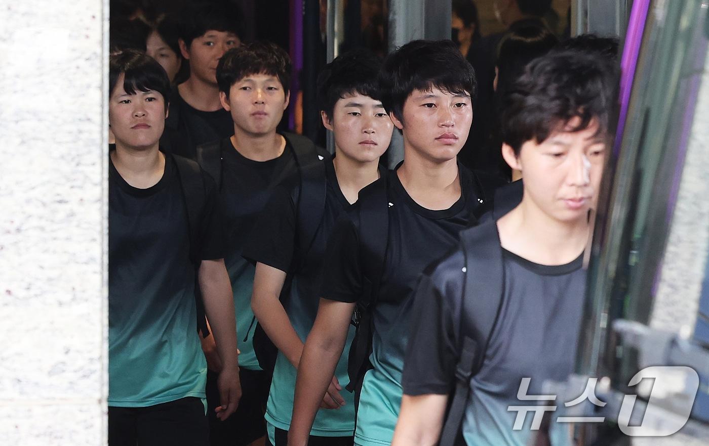 본문 이미지 - 북한 여자축구팀 ‘내고향여자축구단’이 18일 숙소로 지정된 경기 수원시 팔달구 노보텔 앰배서더 수원에서 나와 훈련장으로 향하고 있다. (공동취재) 2026.5.18 ⓒ 뉴스1 김영운 기자