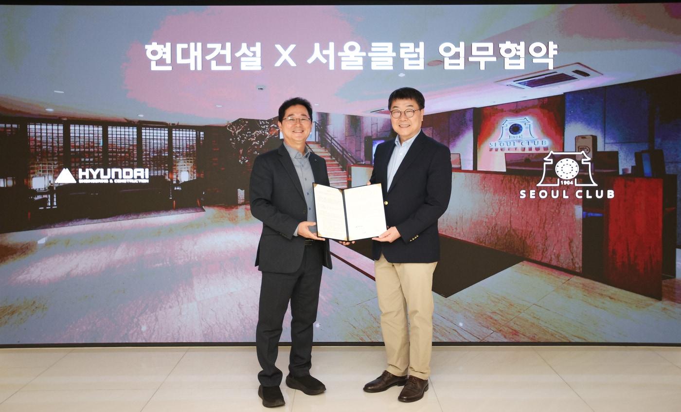 본문 이미지 - 이인기 현대건설 건축주택사업본부 본부장(왼쪽)과 박찬구 서울클럽 회장이 현대건설 본사에서 업무협약 기념사진을 촬영하고 있다.(현대건설 제공) 
