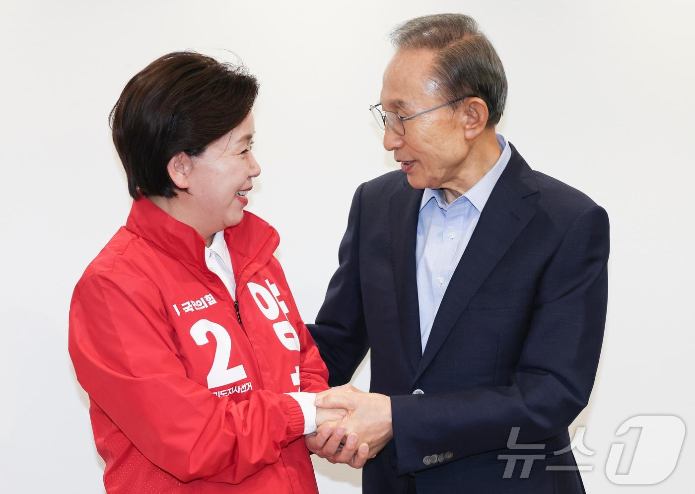 본문 이미지 - 양향자 국민의힘 경기지사 후보가 18일 서울 서초동 영포빌딩에서 이명박 전 대통령을 예방하고 있다. (공동취재) 2026.5.18 ⓒ 뉴스1 박지혜 기자